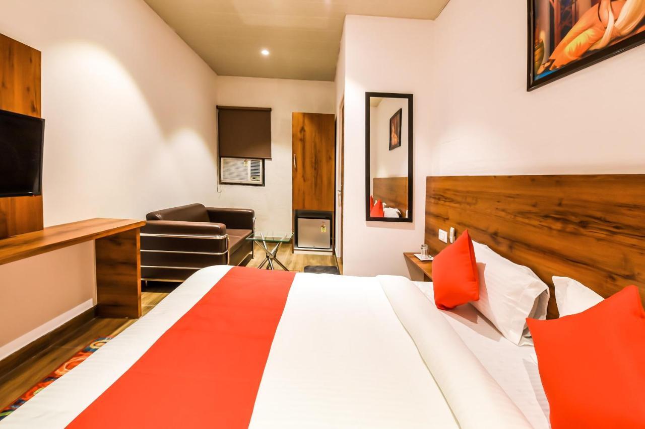 โอโย 19133 โอ๊ค ทรี Hotel นิวเดลี ภายนอก รูปภาพ
